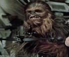 Chewbacca, büyük ve tüylü Wookiee, silahını ile işaret